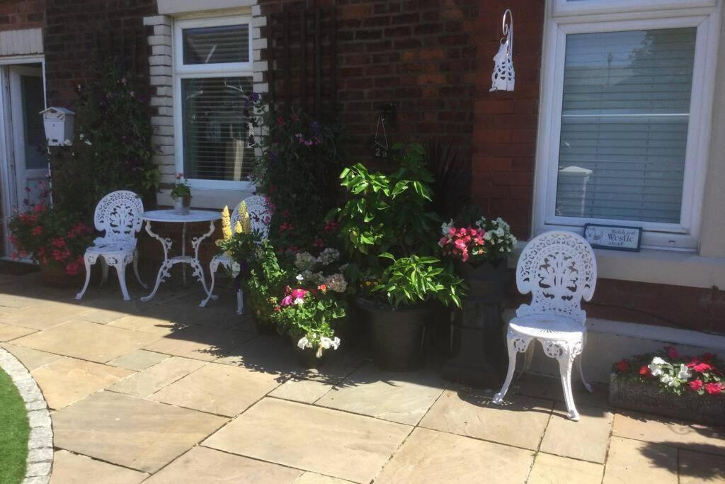 Leafy Lytham Central Lovely Ground Floor 1 Bedroom Apartment With Private Garden In Lytham Dog Friendly Lytham St Annes Exterior foto